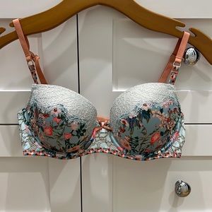 Victoria’s Secret bra 32D